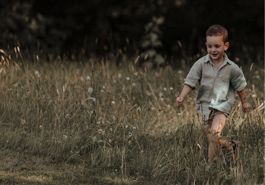 Nature - Un enfant court dans un champs