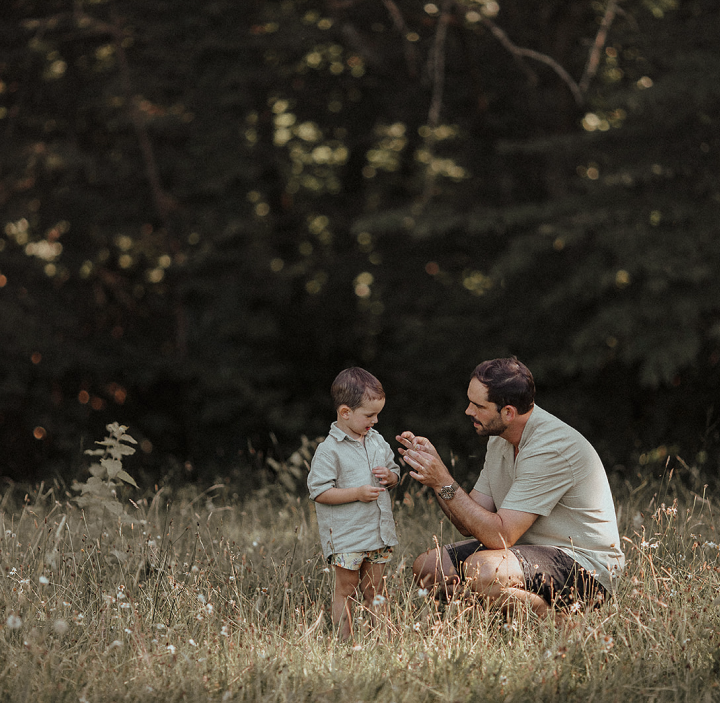 Nature - Un père et son fils dans un champs