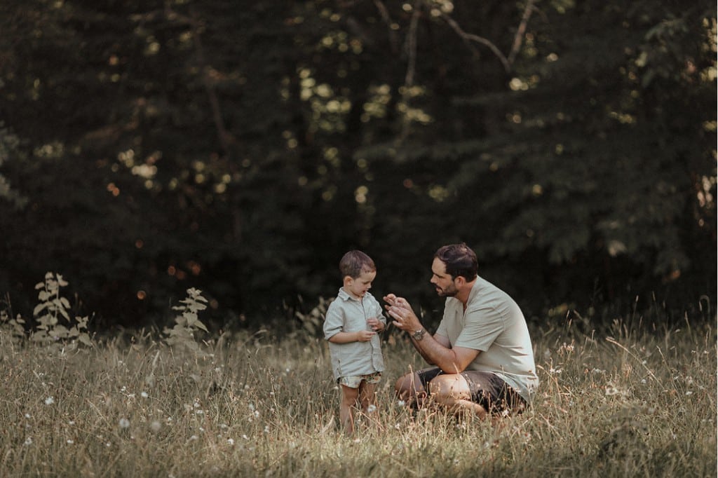 Nature - Un père et son fils dans un champs