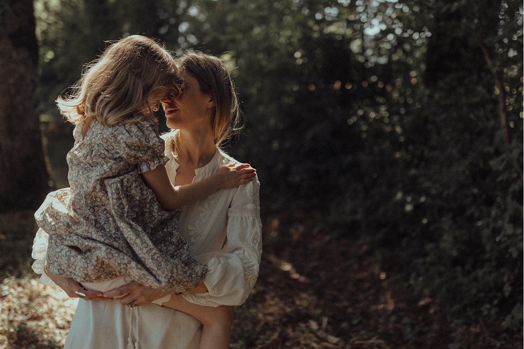 Nature - Une mère et sa fille en forêt