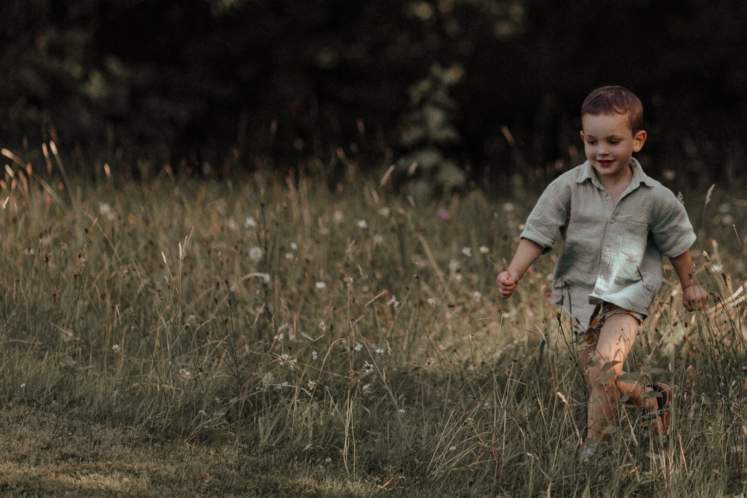 Nature - Un enfant court dans un champs